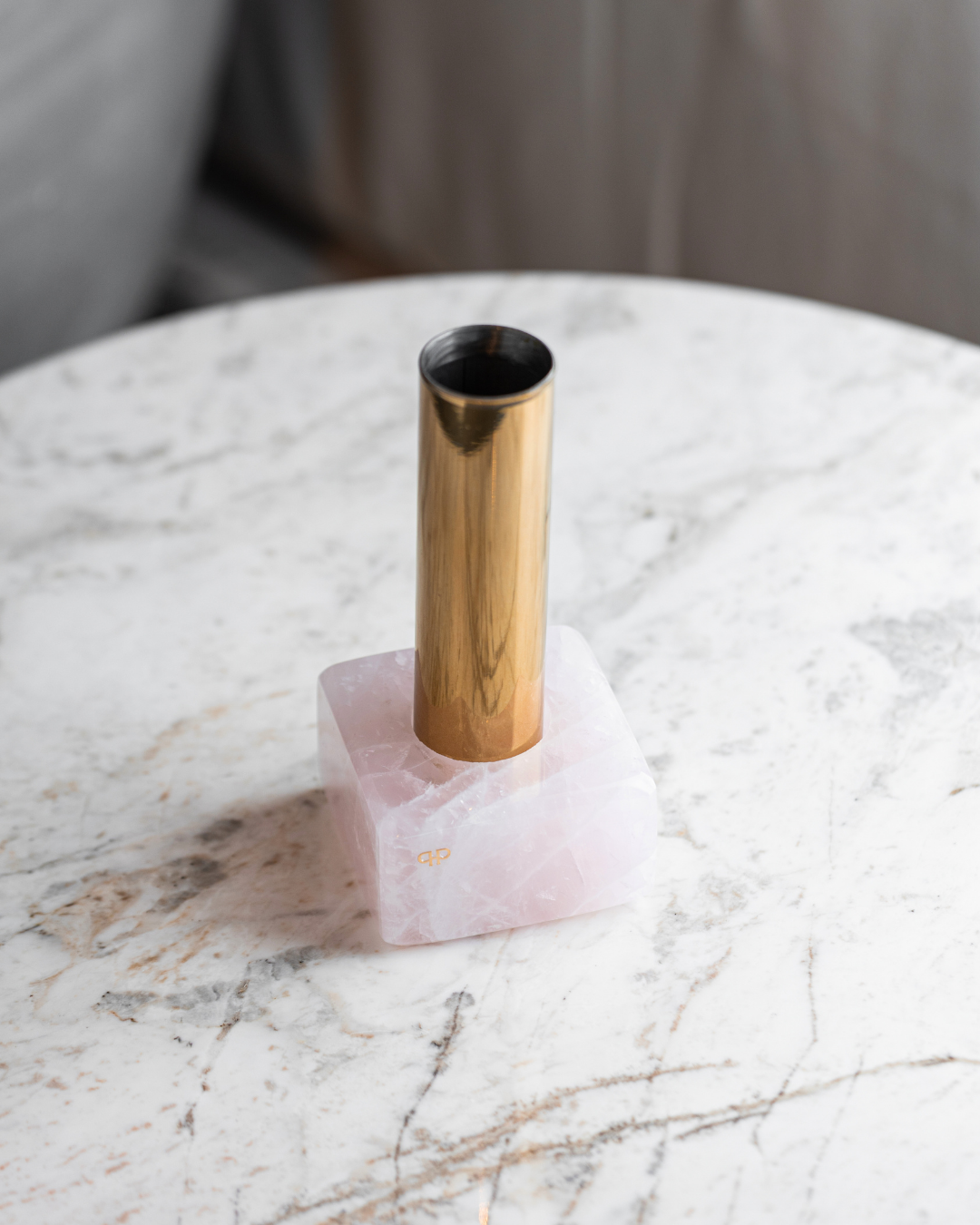 Vaso Solitário Dourado - Quartzo Rosa